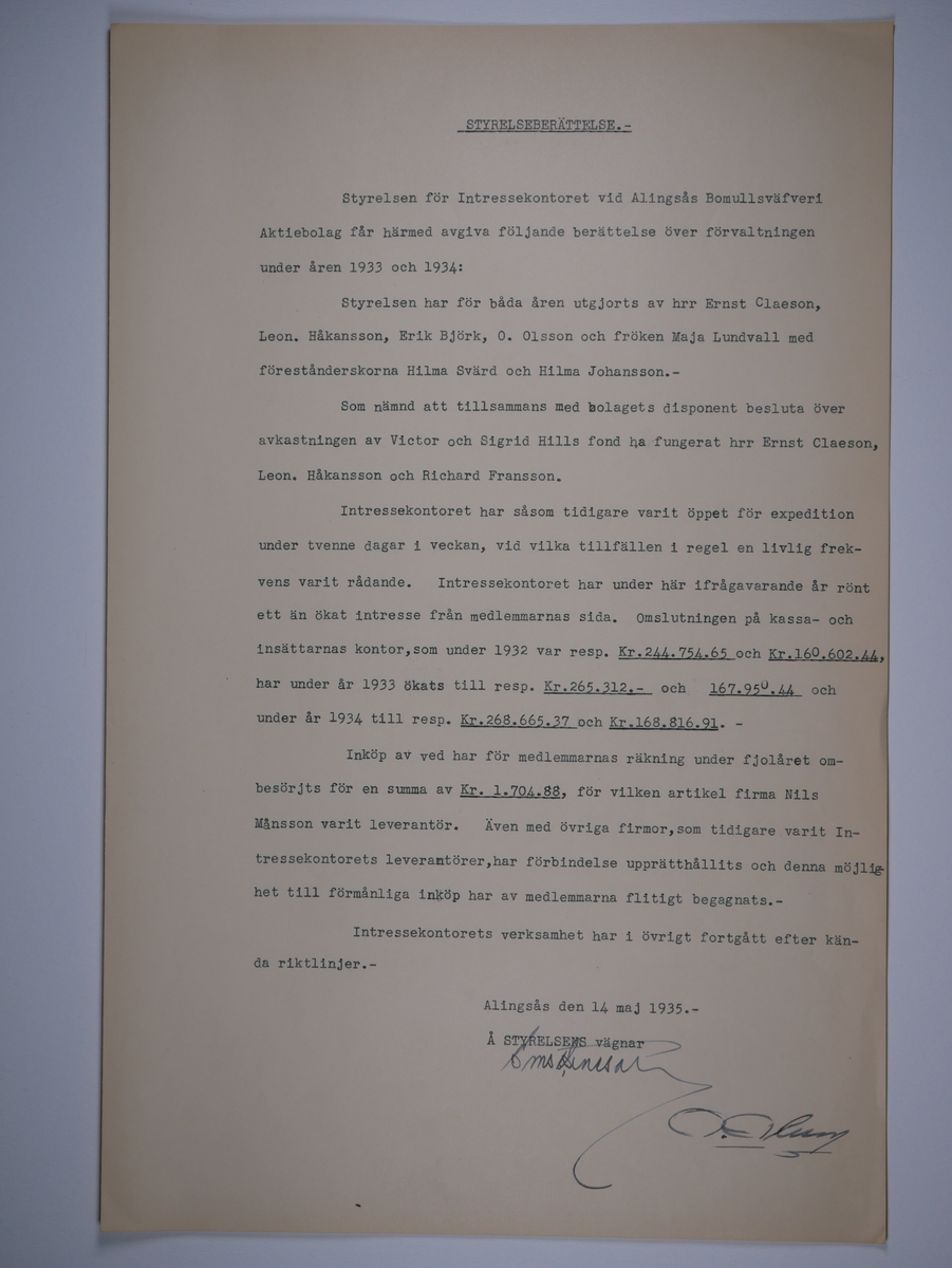 Alingsås Bomullsväveri AB

Intressekontoret.
Verksamhetsberättelser 1928 - 1960.
Maskinskrivna och buntade i en volym.

Intressekontoret öppnade 1919, vid Stora torget.
Dess uppgift var att 'stå den vid Bolaget anställda personal till tjänst vid ordnandet af dess ekonomi samt att främja dess sociala intressen.'

Det var frivilligt om man vill ansluta sig, 
Det var företaget som stod för verksamheten vid Intressekontoret.

Gåva 1983-05 Almedahls AB, Alingsås