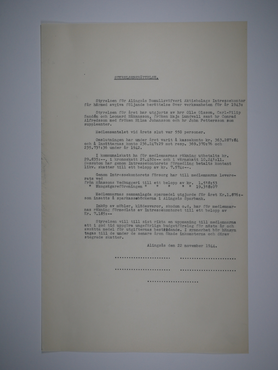 Alingsås Bomullsväveri AB

Intressekontoret.
Verksamhetsberättelser 1928 - 1960.
Maskinskrivna och buntade i en volym.

Intressekontoret öppnade 1919, vid Stora torget.
Dess uppgift var att 'stå den vid Bolaget anställda personal till tjänst vid ordnandet af dess ekonomi samt att främja dess sociala intressen.'

Det var frivilligt om man vill ansluta sig, 
Det var företaget som stod för verksamheten vid Intressekontoret.

Gåva 1983-05 Almedahls AB, Alingsås