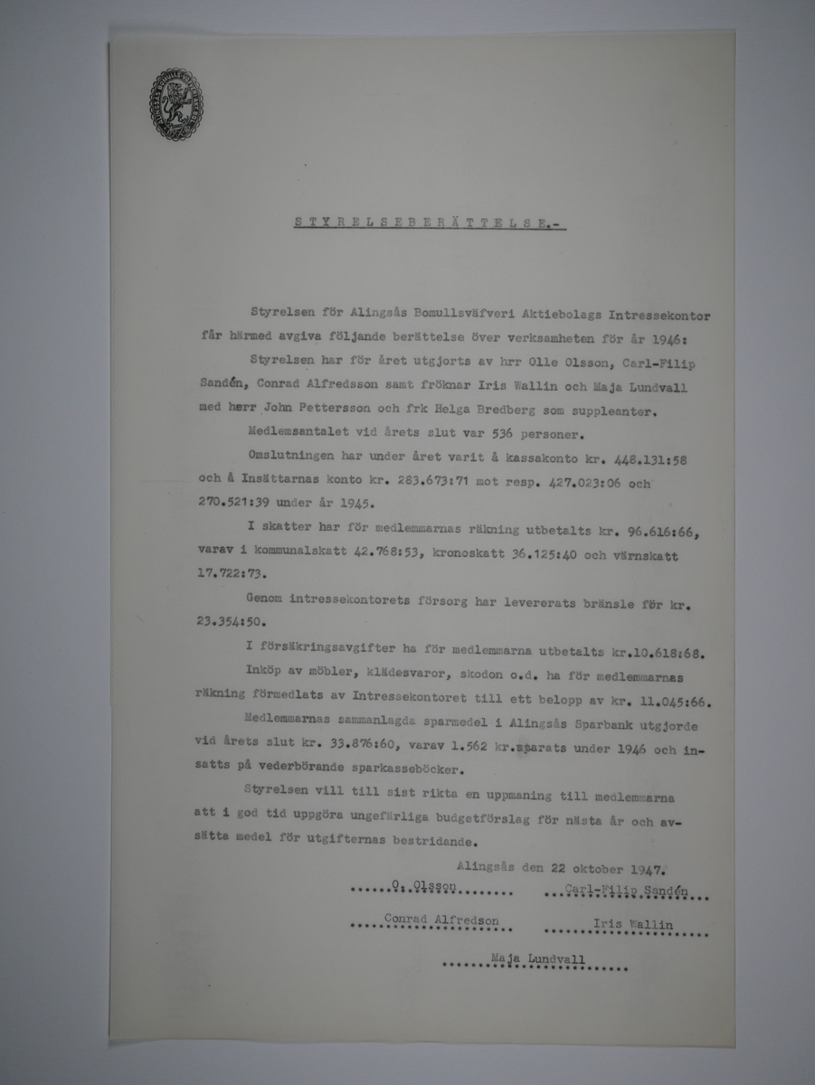 Alingsås Bomullsväveri AB

Intressekontoret.
Verksamhetsberättelser 1928 - 1960.
Maskinskrivna och buntade i en volym.

Intressekontoret öppnade 1919, vid Stora torget.
Dess uppgift var att 'stå den vid Bolaget anställda personal till tjänst vid ordnandet af dess ekonomi samt att främja dess sociala intressen.'

Det var frivilligt om man vill ansluta sig, 
Det var företaget som stod för verksamheten vid Intressekontoret.

Gåva 1983-05 Almedahls AB, Alingsås