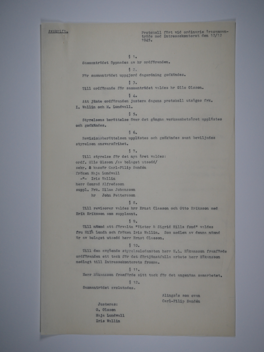 Alingsås Bomullsväveri AB

Intressekontoret.
Verksamhetsberättelser 1928 - 1960.
Maskinskrivna och buntade i en volym.

Intressekontoret öppnade 1919, vid Stora torget.
Dess uppgift var att 'stå den vid Bolaget anställda personal till tjänst vid ordnandet af dess ekonomi samt att främja dess sociala intressen.'

Det var frivilligt om man vill ansluta sig, 
Det var företaget som stod för verksamheten vid Intressekontoret.

Gåva 1983-05 Almedahls AB, Alingsås