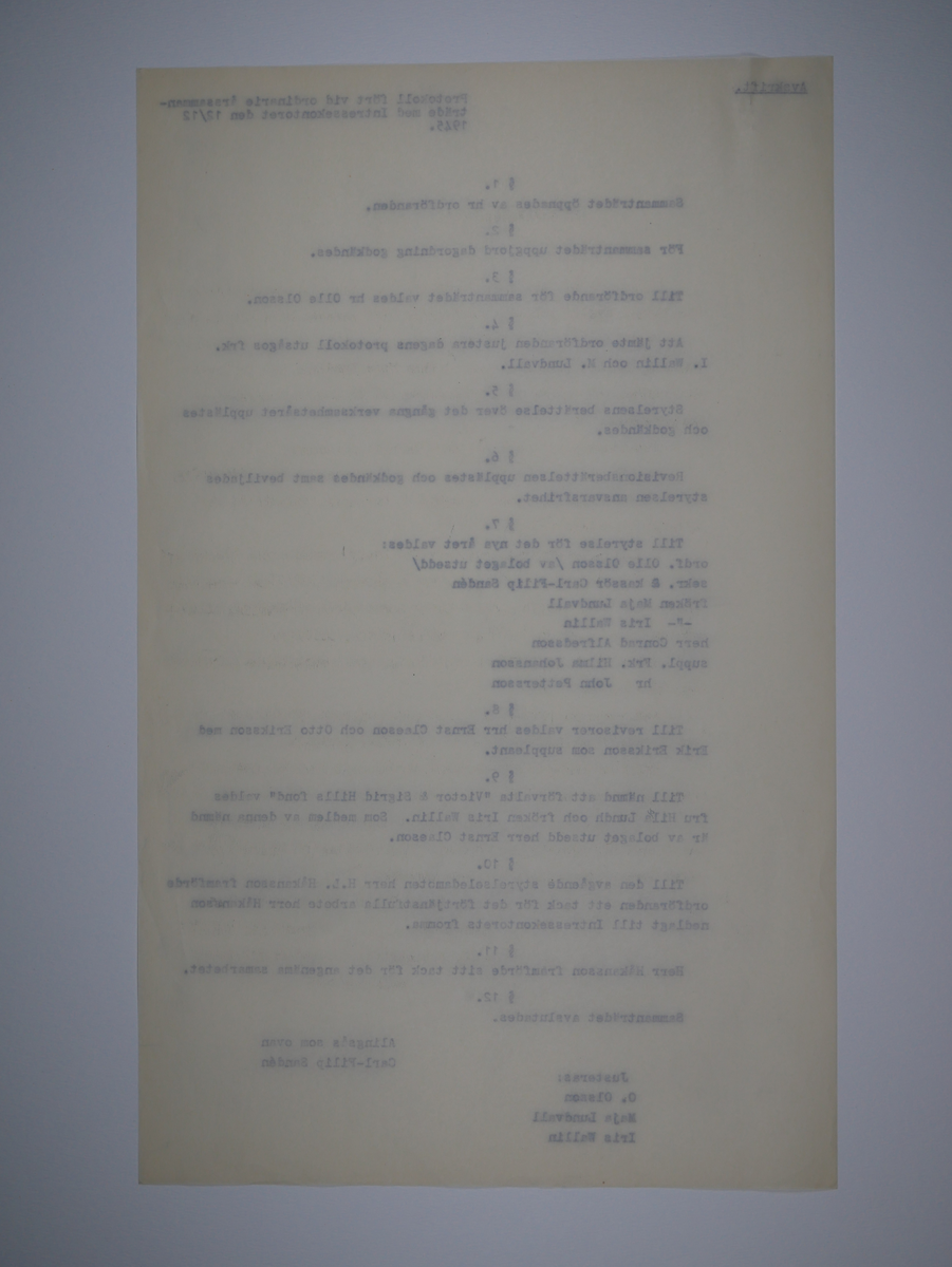 Alingsås Bomullsväveri AB

Intressekontoret.
Verksamhetsberättelser 1928 - 1960.
Maskinskrivna och buntade i en volym.

Intressekontoret öppnade 1919, vid Stora torget.
Dess uppgift var att 'stå den vid Bolaget anställda personal till tjänst vid ordnandet af dess ekonomi samt att främja dess sociala intressen.'

Det var frivilligt om man vill ansluta sig, 
Det var företaget som stod för verksamheten vid Intressekontoret.

Gåva 1983-05 Almedahls AB, Alingsås