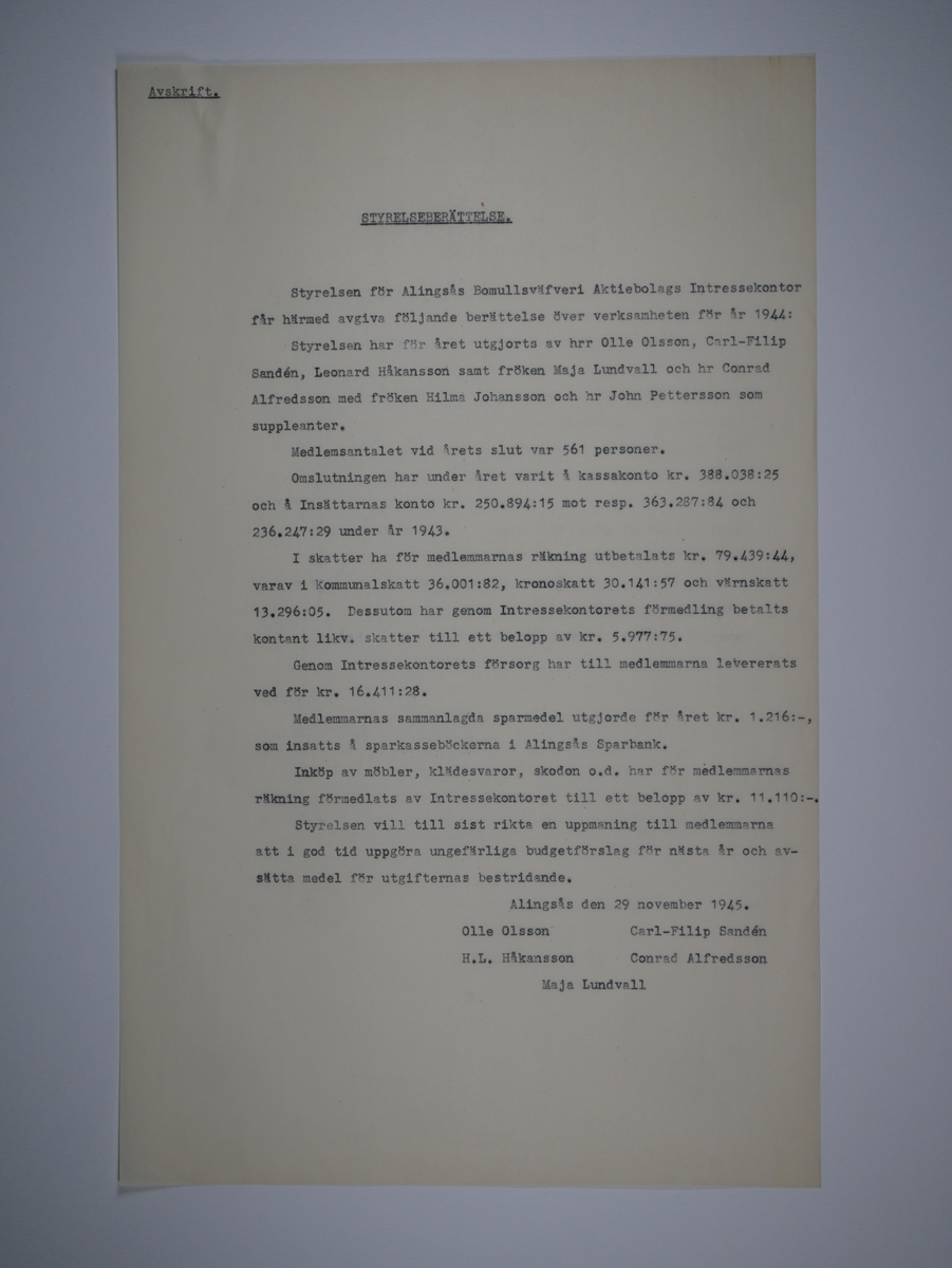 Alingsås Bomullsväveri AB

Intressekontoret.
Verksamhetsberättelser 1928 - 1960.
Maskinskrivna och buntade i en volym.

Intressekontoret öppnade 1919, vid Stora torget.
Dess uppgift var att 'stå den vid Bolaget anställda personal till tjänst vid ordnandet af dess ekonomi samt att främja dess sociala intressen.'

Det var frivilligt om man vill ansluta sig, 
Det var företaget som stod för verksamheten vid Intressekontoret.

Gåva 1983-05 Almedahls AB, Alingsås