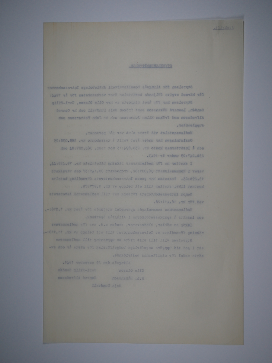 Alingsås Bomullsväveri AB

Intressekontoret.
Verksamhetsberättelser 1928 - 1960.
Maskinskrivna och buntade i en volym.

Intressekontoret öppnade 1919, vid Stora torget.
Dess uppgift var att 'stå den vid Bolaget anställda personal till tjänst vid ordnandet af dess ekonomi samt att främja dess sociala intressen.'

Det var frivilligt om man vill ansluta sig, 
Det var företaget som stod för verksamheten vid Intressekontoret.

Gåva 1983-05 Almedahls AB, Alingsås