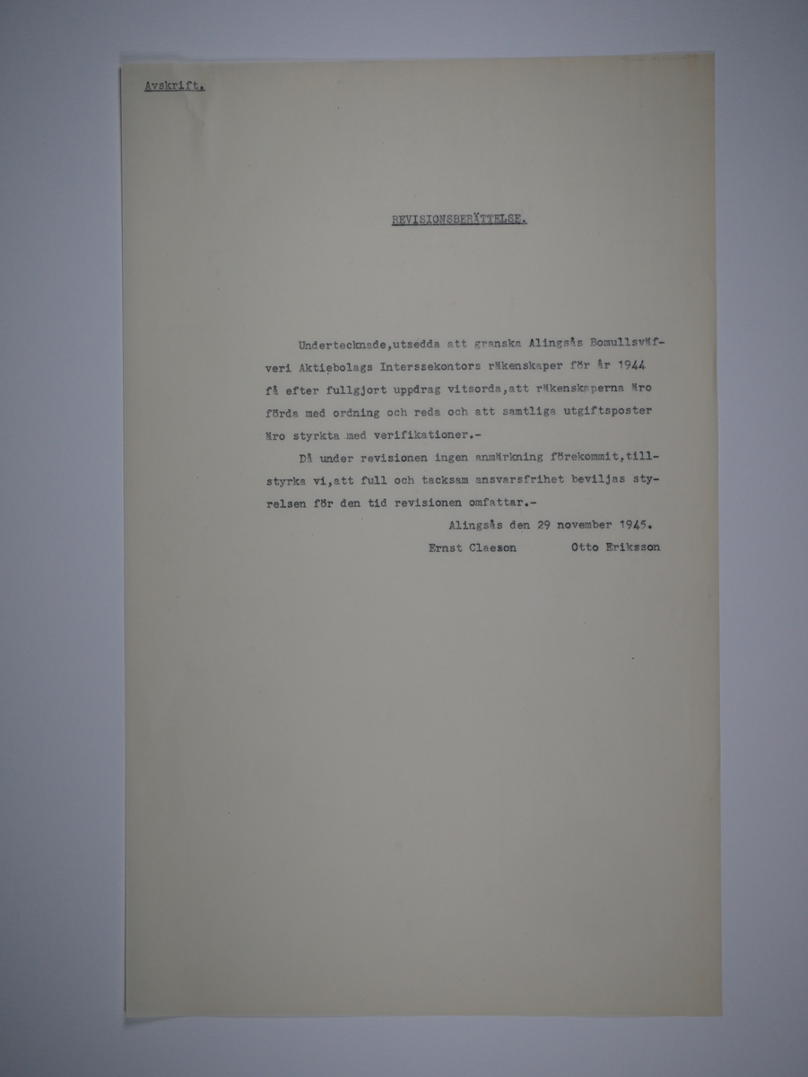 Alingsås Bomullsväveri AB

Intressekontoret.
Verksamhetsberättelser 1928 - 1960.
Maskinskrivna och buntade i en volym.

Intressekontoret öppnade 1919, vid Stora torget.
Dess uppgift var att 'stå den vid Bolaget anställda personal till tjänst vid ordnandet af dess ekonomi samt att främja dess sociala intressen.'

Det var frivilligt om man vill ansluta sig, 
Det var företaget som stod för verksamheten vid Intressekontoret.

Gåva 1983-05 Almedahls AB, Alingsås