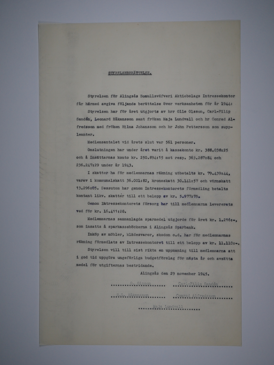 Alingsås Bomullsväveri AB

Intressekontoret.
Verksamhetsberättelser 1928 - 1960.
Maskinskrivna och buntade i en volym.

Intressekontoret öppnade 1919, vid Stora torget.
Dess uppgift var att 'stå den vid Bolaget anställda personal till tjänst vid ordnandet af dess ekonomi samt att främja dess sociala intressen.'

Det var frivilligt om man vill ansluta sig, 
Det var företaget som stod för verksamheten vid Intressekontoret.

Gåva 1983-05 Almedahls AB, Alingsås