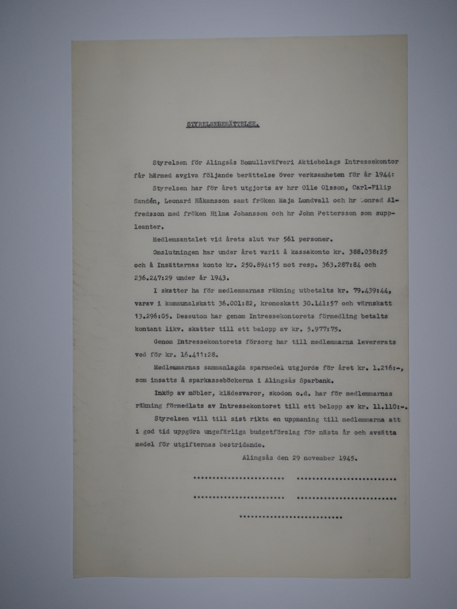 Alingsås Bomullsväveri AB

Intressekontoret.
Verksamhetsberättelser 1928 - 1960.
Maskinskrivna och buntade i en volym.

Intressekontoret öppnade 1919, vid Stora torget.
Dess uppgift var att 'stå den vid Bolaget anställda personal till tjänst vid ordnandet af dess ekonomi samt att främja dess sociala intressen.'

Det var frivilligt om man vill ansluta sig, 
Det var företaget som stod för verksamheten vid Intressekontoret.

Gåva 1983-05 Almedahls AB, Alingsås