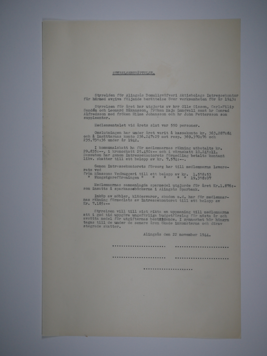 Alingsås Bomullsväveri AB

Intressekontoret.
Verksamhetsberättelser 1928 - 1960.
Maskinskrivna och buntade i en volym.

Intressekontoret öppnade 1919, vid Stora torget.
Dess uppgift var att 'stå den vid Bolaget anställda personal till tjänst vid ordnandet af dess ekonomi samt att främja dess sociala intressen.'

Det var frivilligt om man vill ansluta sig, 
Det var företaget som stod för verksamheten vid Intressekontoret.

Gåva 1983-05 Almedahls AB, Alingsås