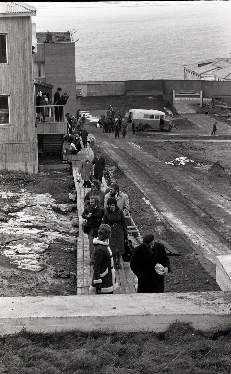 Kulturutveksling i Barentsburg. 70 norske gjester besøkte Barentsburg og opptrådte med dans, leikarring og folkemusikk. De ankom Barentsburg med skipet "Kommunar".   