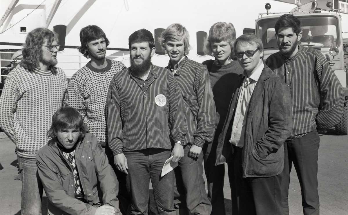 Sju roverspeidere og en traktor kom til Longyearbyen for å rydde søppel i 1974. 