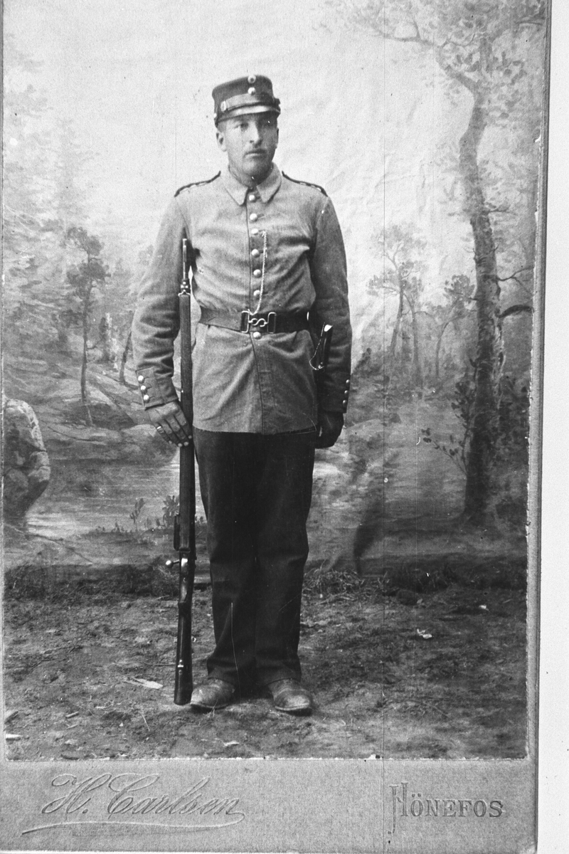 Portrett, av soldat med våben og uniform.