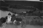 Flygfoto över Rättvik. Läs mer om Rättviks kyrka i boken: Dalarnas kyrkor i ord och bild.