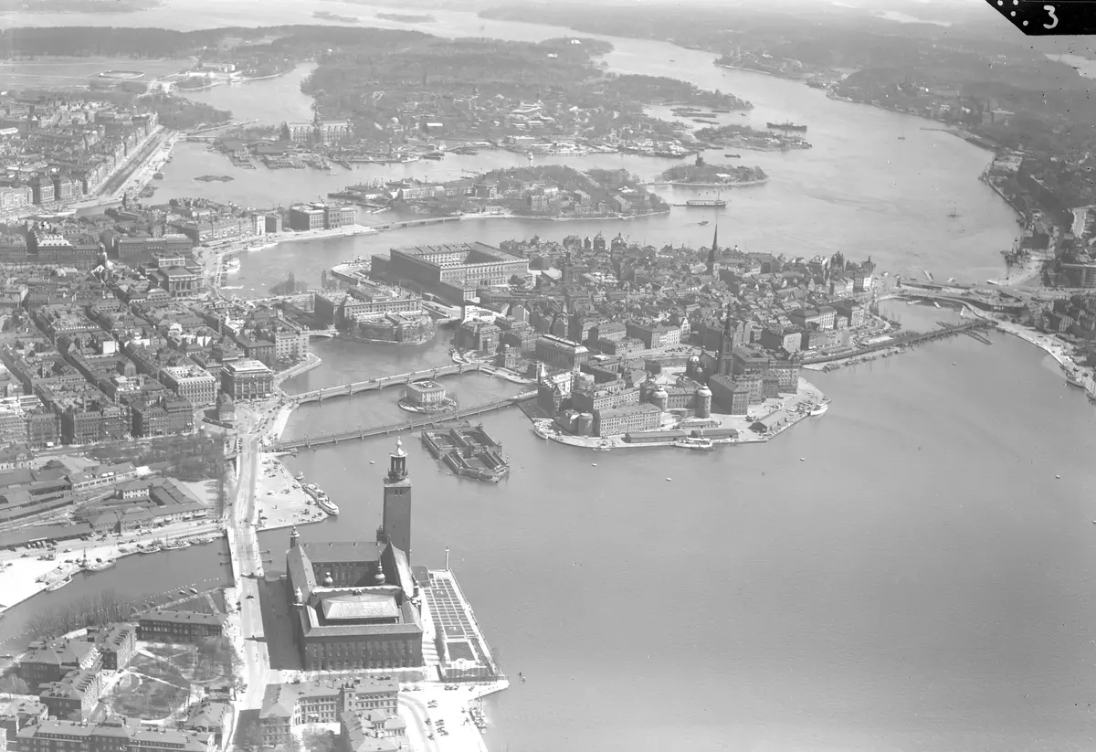Flygfoto över Stockholm. Gamla stan med slottet. Kungsholmen med stadshuset