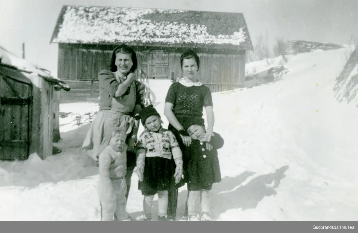 Nørdre Galstad ca1946. andre rekke..  Marit Steinstuen Galstad f. 1922 - 2007. Kari Sundhagen Haugen Galstad 1920 - 1998. første rekke. Nils Per Galstad 1945-2009. Ragnhild Galstad Aas. f. 1942 - 2003. Eli Mari Galstad Holen f. 1942.