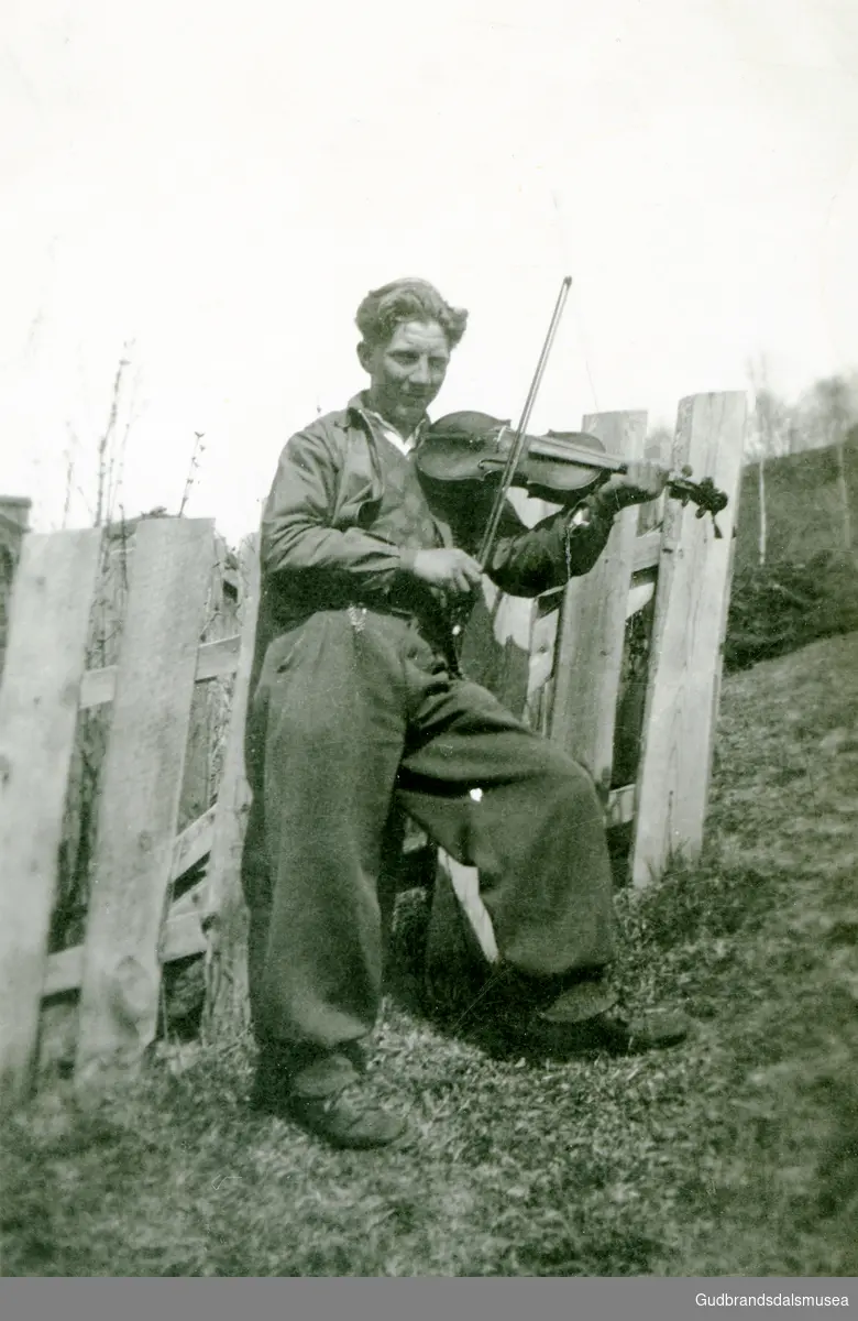 Hans Sundhagen.
Første eier. Anne Paulsdatter Sundhagen Hove. 
Eier. Vigdis Hove.