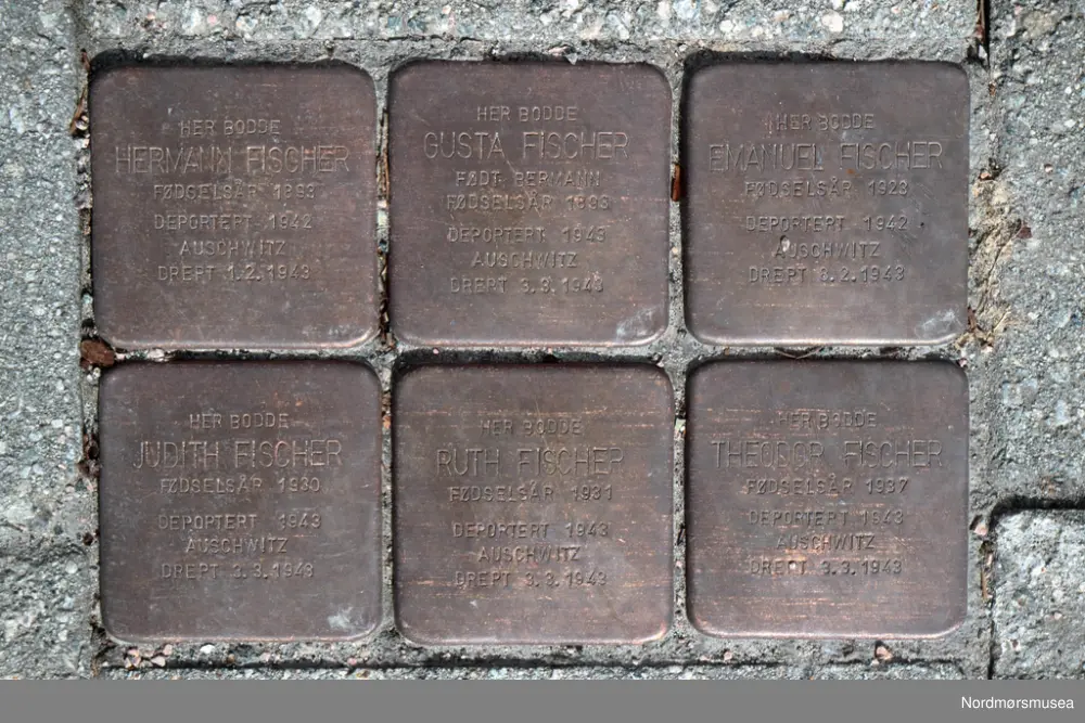 Snublesteiner til minne om familien Fischer. Støpt i fortauet.