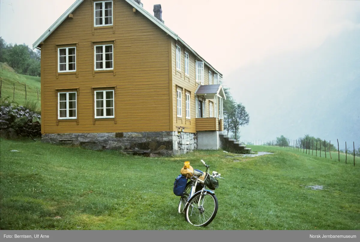 Selvbetjent turisthytte ved Eresfjord ved Eikesdalsvatnet