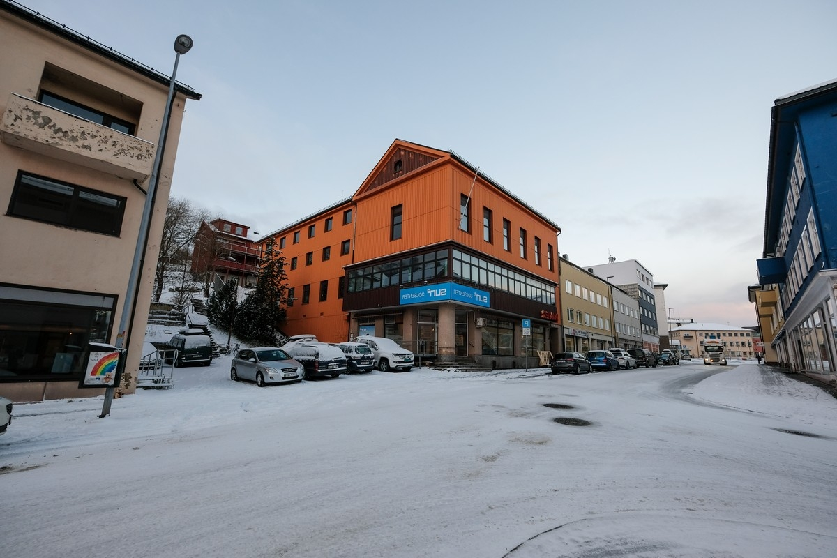 Eksteriør. Mimergården midt på med solstudio i første etasje. Foto i forb m nybyggg. 20. november 2020. Dronningens gate 44 Mimer.
Våren 1931 begynte byggingen av Losje Mimers bygg. Huset sto ferdig i 1932. (Ytreberg, Nils A.: Narviks historie. Bind 2 s 212)

"Mimer-gården" var eid av IOGT-losje Mimer. Gården brant under krigen, og gjenoppbyggingen tok til i 1945. Huset er bygd av tegelsten og klarte seg bra gjennom begge brannene selv om alt innvendig gikk med. Før krigen hadde Trygve Nossung manufakturforetning i første etage. I andre var det restaurant og i tredie etage var det møtelokaler. Dessuten inneholdt huset betjeningsrum og kontorer. (Kilde: Gamlenarvik)