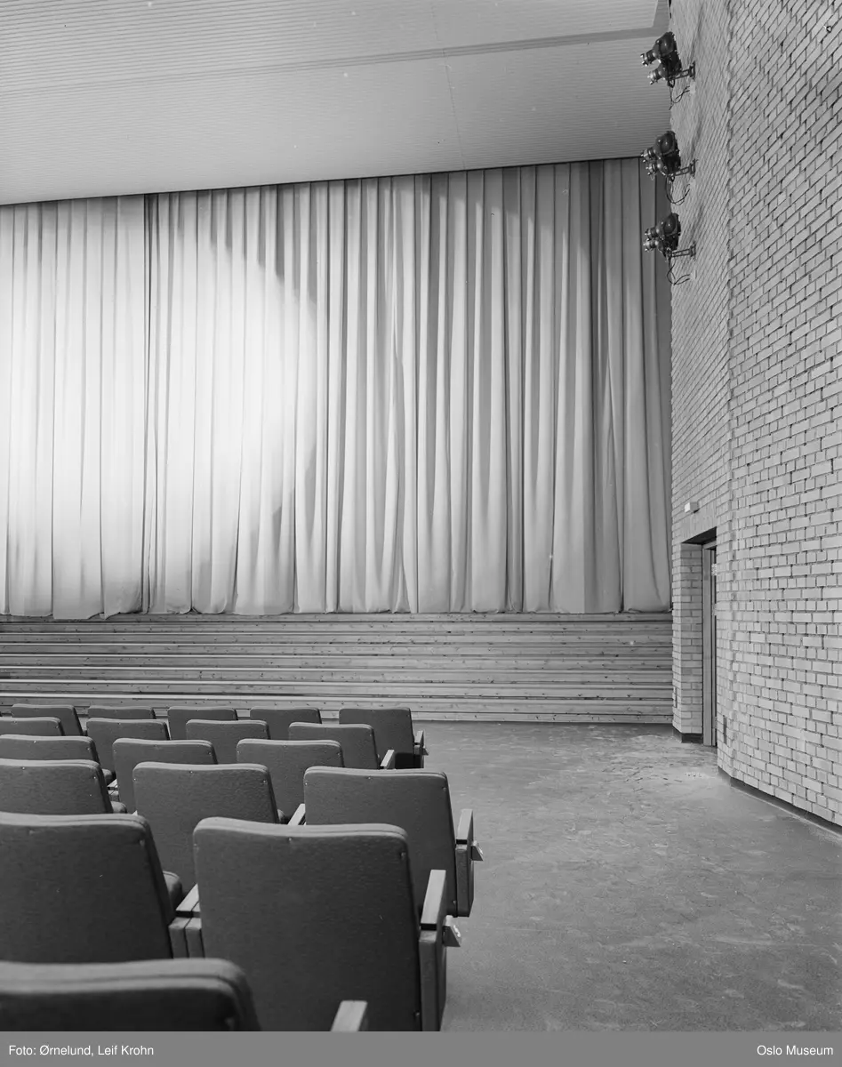 Symra kino, interiør, kinosal, benkerader, sceneteppe