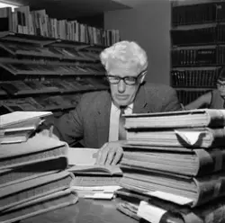 Arbeiderbevegelsens arkiv, interiør, lesesal, mann