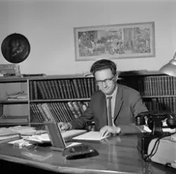 Arbeiderbevegelsens arkiv, interiør, kontor, mann