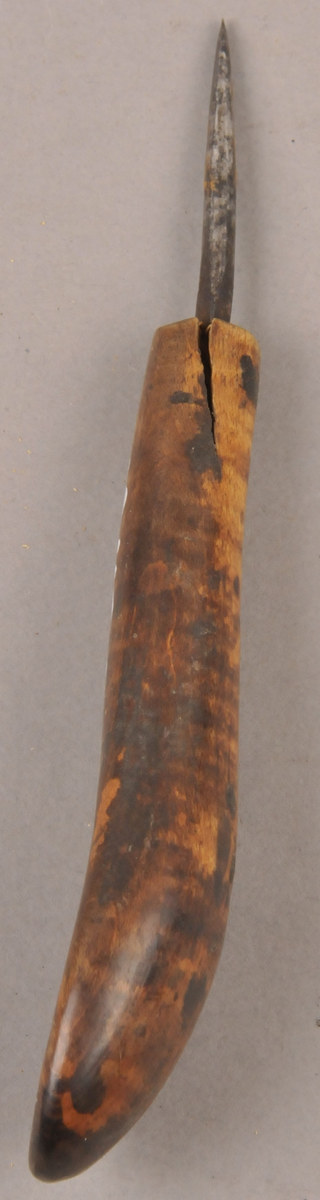 Liten syl med treskaft og jernblad. Sylen er rett og spiss. Skaftet er noko boga i enden.