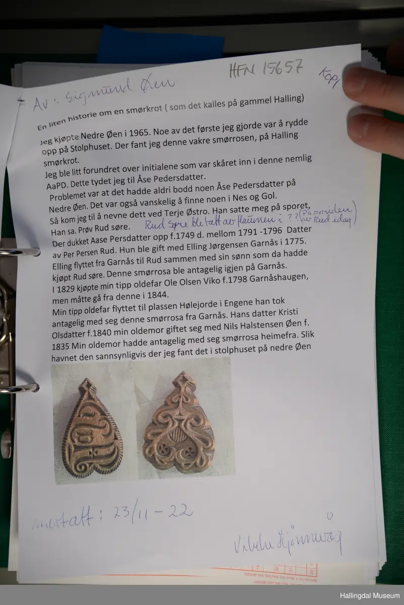 Stempel til å dekorere smør med. Smørroser har gjerne et geometrisk motiv eller botanisk motiv. De er skåret i tre. Hjerteformet, litt avlang hjerte. På ene siden er skjørt inn initialer. På andre siden er det hjerte med greiner og blader ytterst. Langs kanten er det skjært inn et avrundet spor, slik at hjertet er lett å holde i.