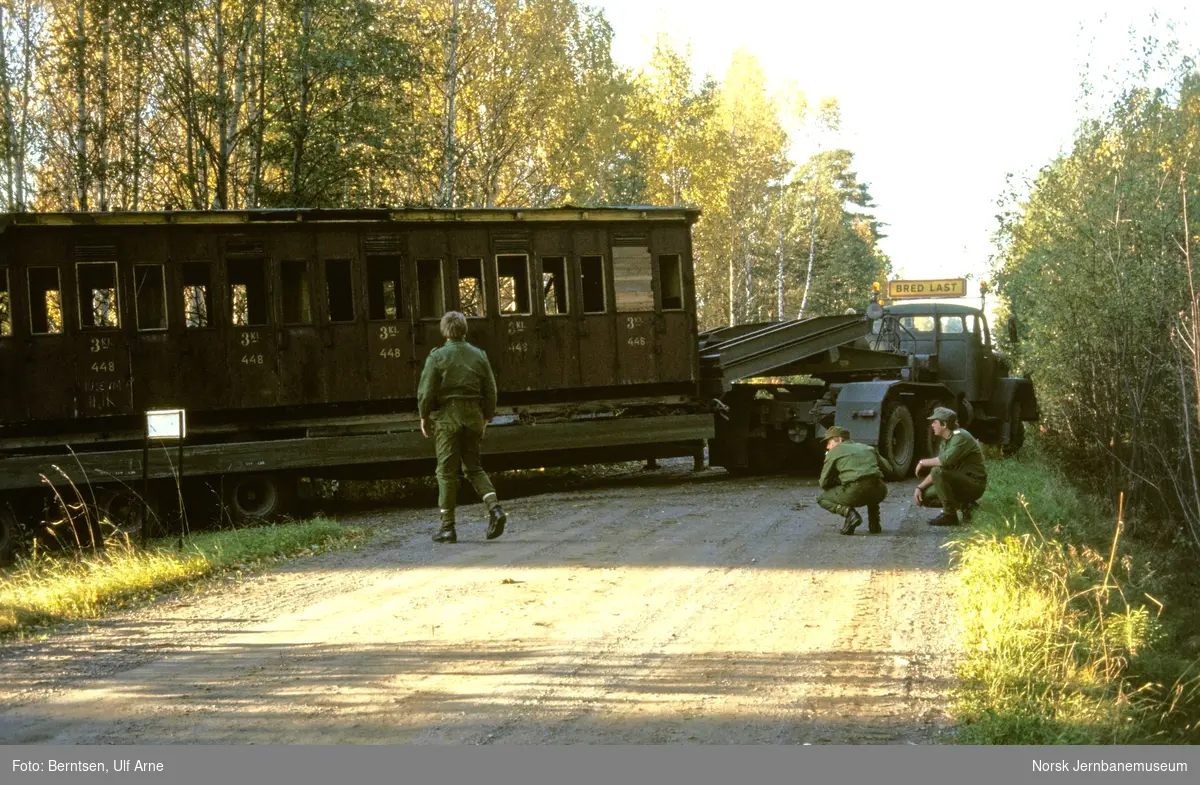 Vognkasse fra tidligere personvogn litra CFo nr. 448 under transport fra i Kommersvika i Brumunddal