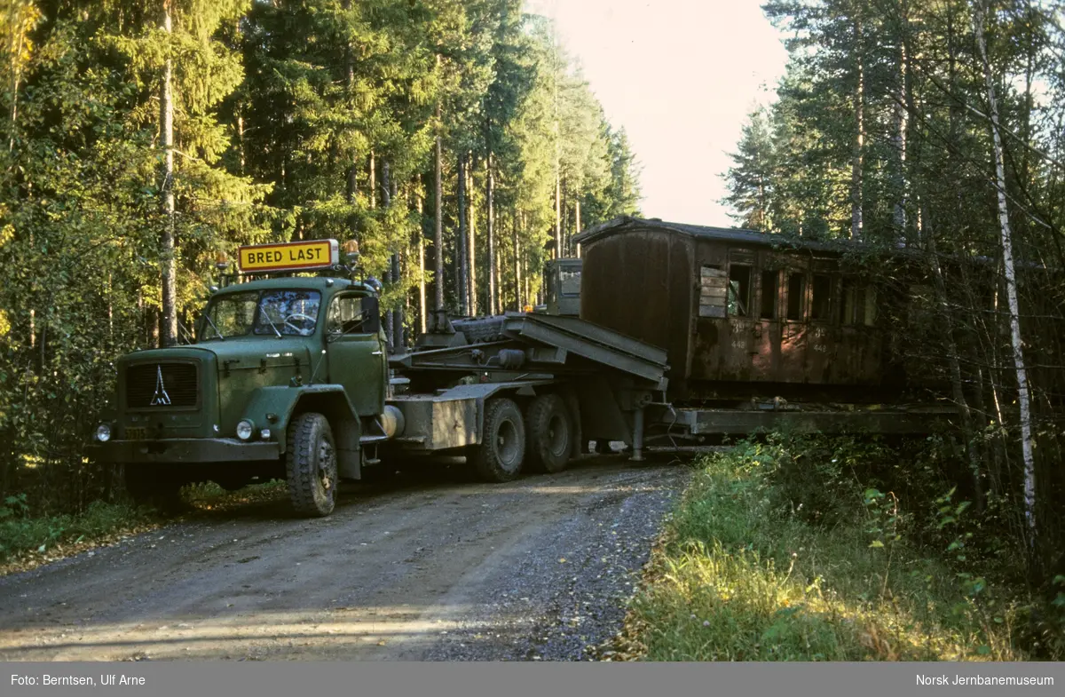 Vognkasse fra tidligere personvogn litra CFo nr. 448 under transport fra i Kommersvika i Brumunddal