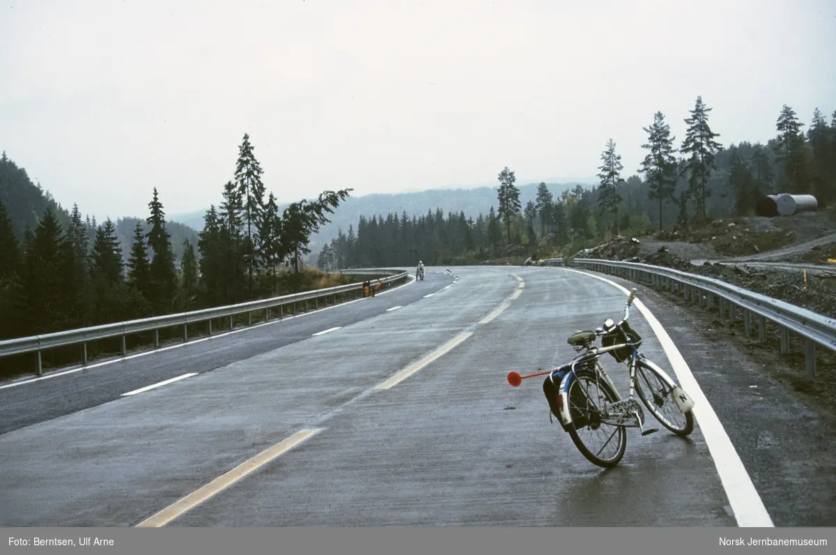 Med sykkel på ny motorvei under bygging mellom Langhus og Klemetsrud