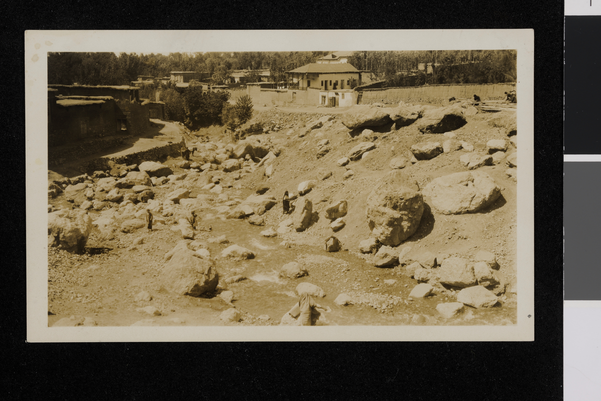 Vasking av persiske tepper. Fotografi tatt av/ samlet inn av Elisabeth Meyer fra reise til Iran 1929.