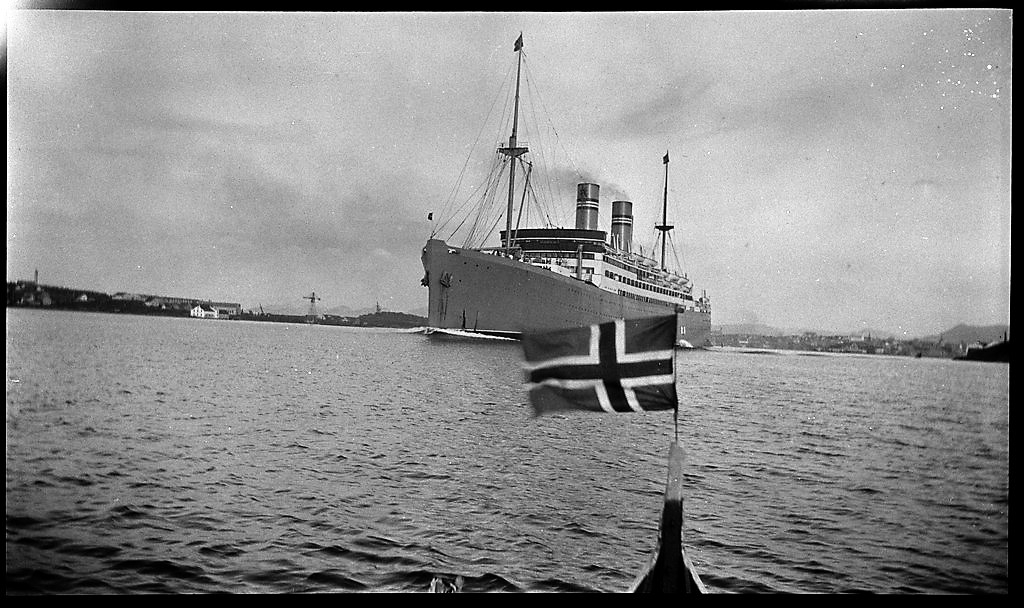 Unge menn og gutter på tur med ro- og seilbåt i Ryfylke. Det er bilder fra båtturene, bading, teltliv og turer på landet og i fjellet. Noen av guttene går med speiderskjorte.