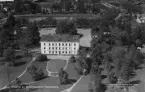 Flygfoto över Skogshögskolan, belägen i herrgården, Garpenberg 1935-1937.