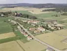 Flygfoto över Stora Skedvi och kyrkan 1967.
