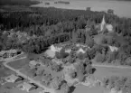 Flygfoto över Stjärnsund och kyrkan 1967.