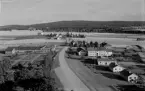 Flygfoto över St. Skedvi. Parti med skolan och sockenstugan. Stora Skedvi från kyrktornet.