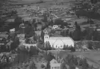 Flygfoto över Sollerö kyrka, år 1933. Sollerö kyrka kallades också Sophia Magdalena efter Gustaf III:s gemål. Läs mer om Sollerö kyrka i boken: Dalarnas kyrkor i ord och bild.