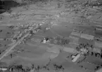 Flygfoto över Skattungbyn. Skattunge kyrka och bebyggelse, år 1950.