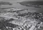 Flygfoto över Smedjebacken. Smedjebacken med Norrbärke kyrka år 1950.
