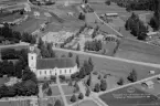 Flygfoto över Siljansnäs kyrka. Läs mer om Siljansnäs kyrka i boken: Dalarnas kyrkor i ord och bild.