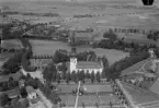 Flygfoto över Stora Tuna kyrka år 1933.

Läs mer om Stora Tuna kyrka i boken: Dalarnas kyrkor i ord och bild /VO