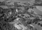 Flygfoto över Stora Tuna. Stora Tuna kyrka år 1953.