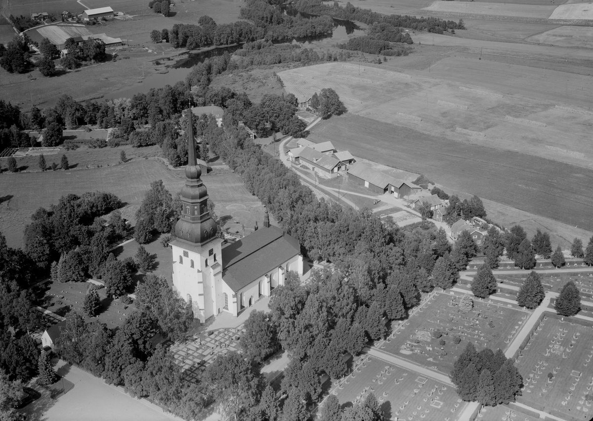 Flygfoto över Stora Tuna kyrka, Borlänge 1953.