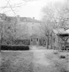 Ännu vid Östergötlands museums dokumentation 1950 stod denna oas intakt i centrala Linköping. Ekmanska gården med gatuhus mot Ågatan hade en långsmal tomtfigur som gav plats för verkstad, uthus, stall och i sin bortre ände även en trädgård med plats för både uterum och ett lusthus.