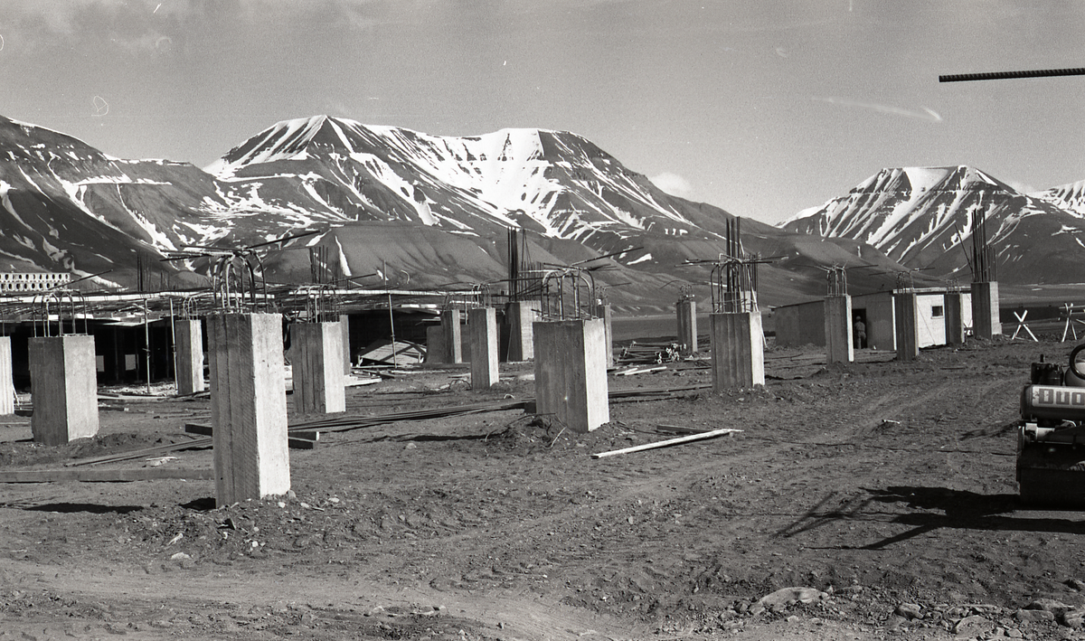 Bilder fra byggingen av flyplassen. I juni 1974 var byggearbeidet godt i gang, fundamentene til tårnet og hangaren var i ferd med å ferdigstilles. 