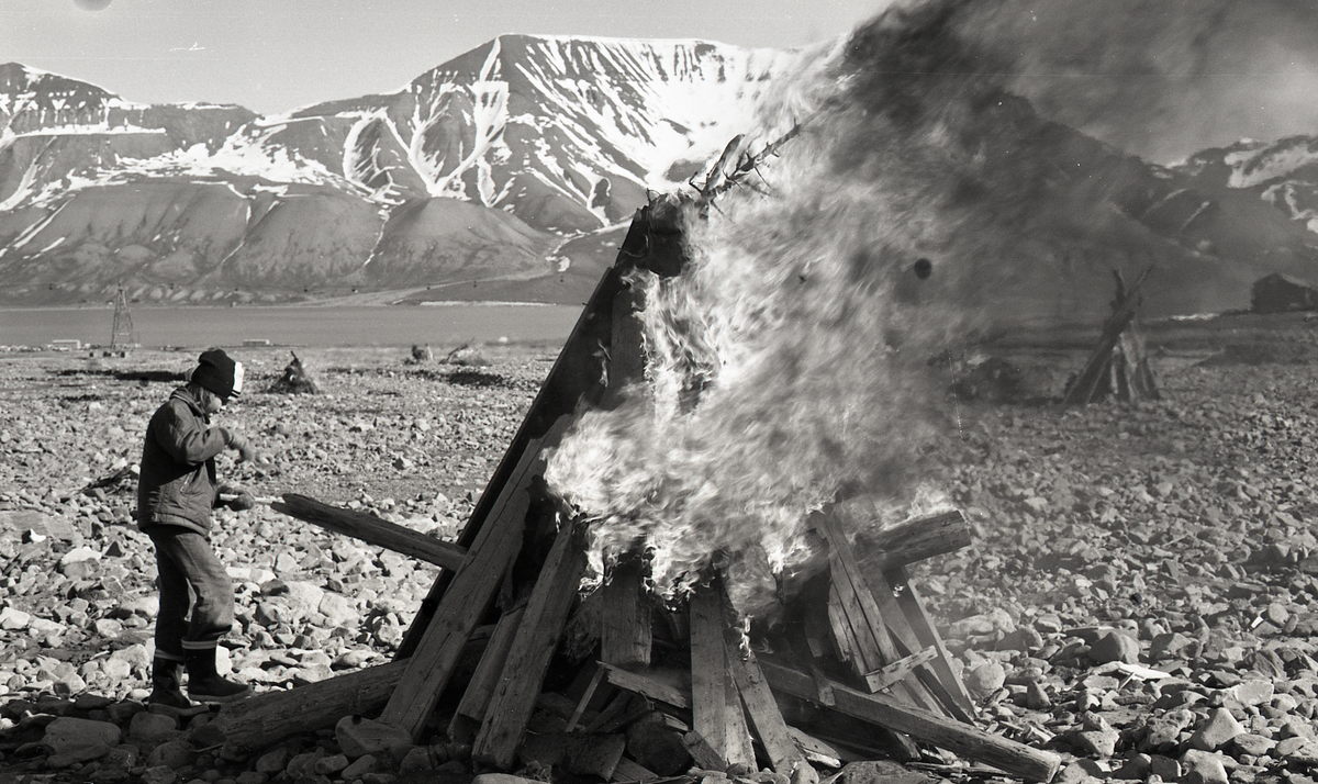 Brenning av søppel etter ryddeaksjon i Longyearbyen. 