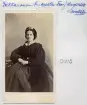 Porträtt av Augusta Pettersson, född Hagstedt. Gift med handlare Carl Leonard Pettersson. Efter att ha blivit änka 1899 titulerades hon modist vars arbete hon delade med sin dotter Signe Alfhild.