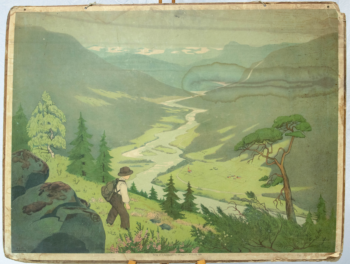 Gutt som ser utover en dal med elv. Langs elva i dalen er en liten bygd med kirke synlig. I bakgrunnen er det fjellheim.