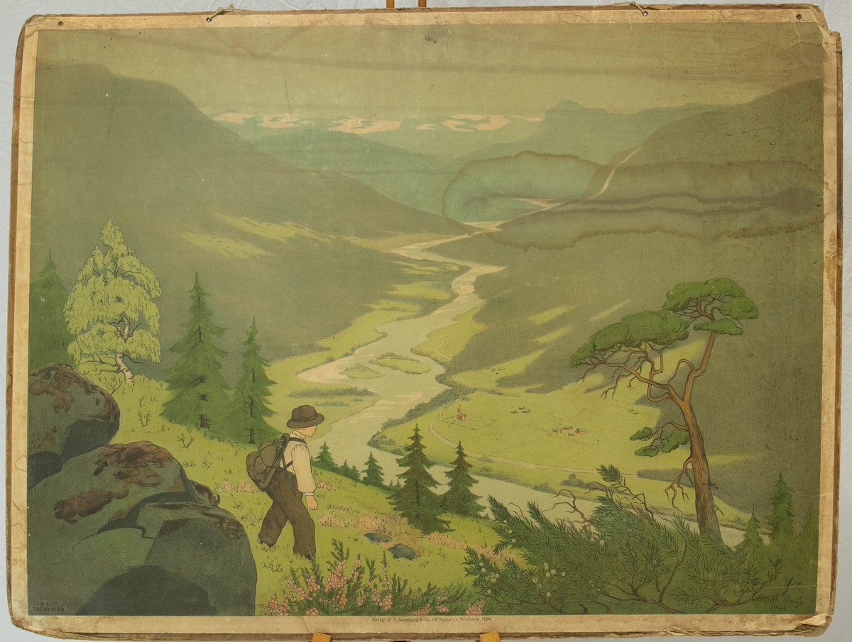 Gutt som ser utover en dal med elv. Langs elva i dalen er en liten bygd med kirke synlig. I bakgrunnen er det fjellheim.