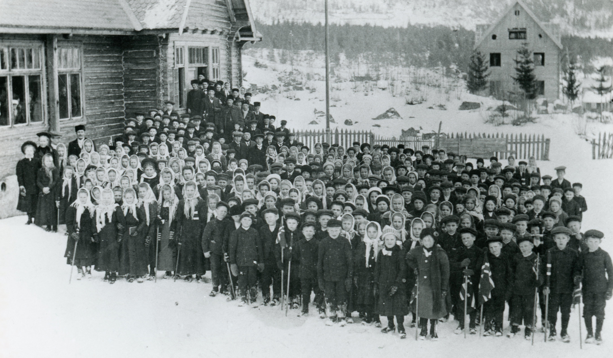 Gruppe utanfor Vonheim 17 mai 1914 eller 1915.