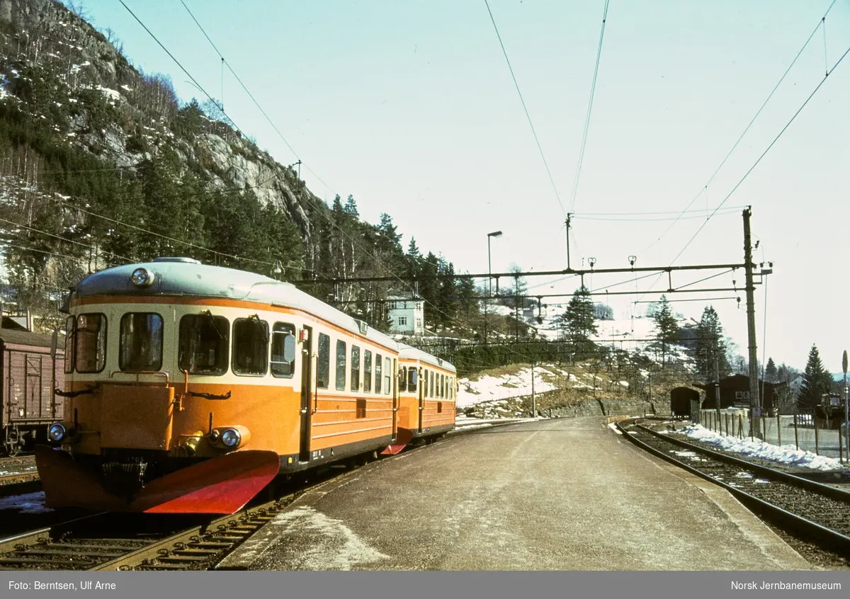 Dieselmotorvogner type BM 89 med persontog fra Flekkefjord på Moi stasjon